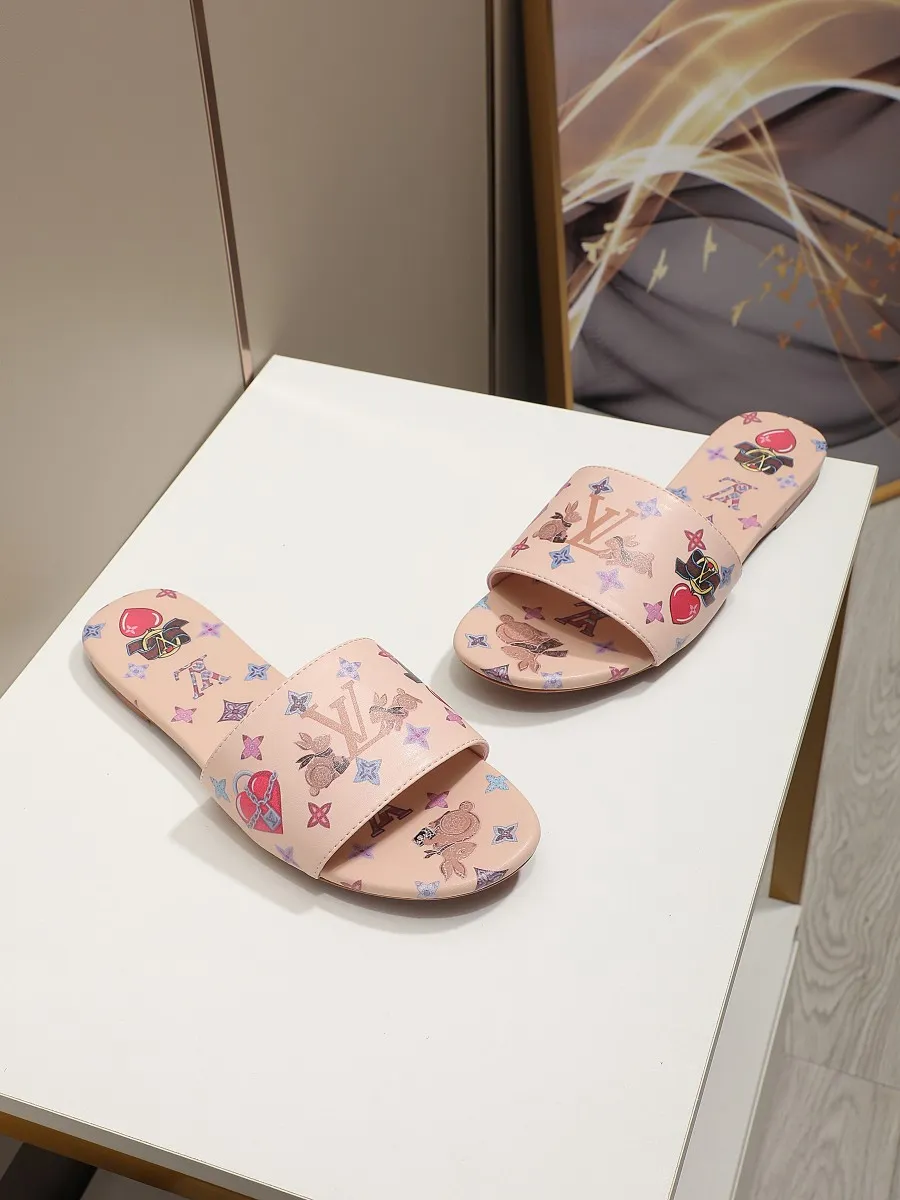 👟👟Ex-factory price 320👟👟 LV’s new flat-low flip-flops, 5D printed jade rabbit pattern, cowhide surface and sheepskin lining, genuine leather bottom imported from Italy, size 35-41